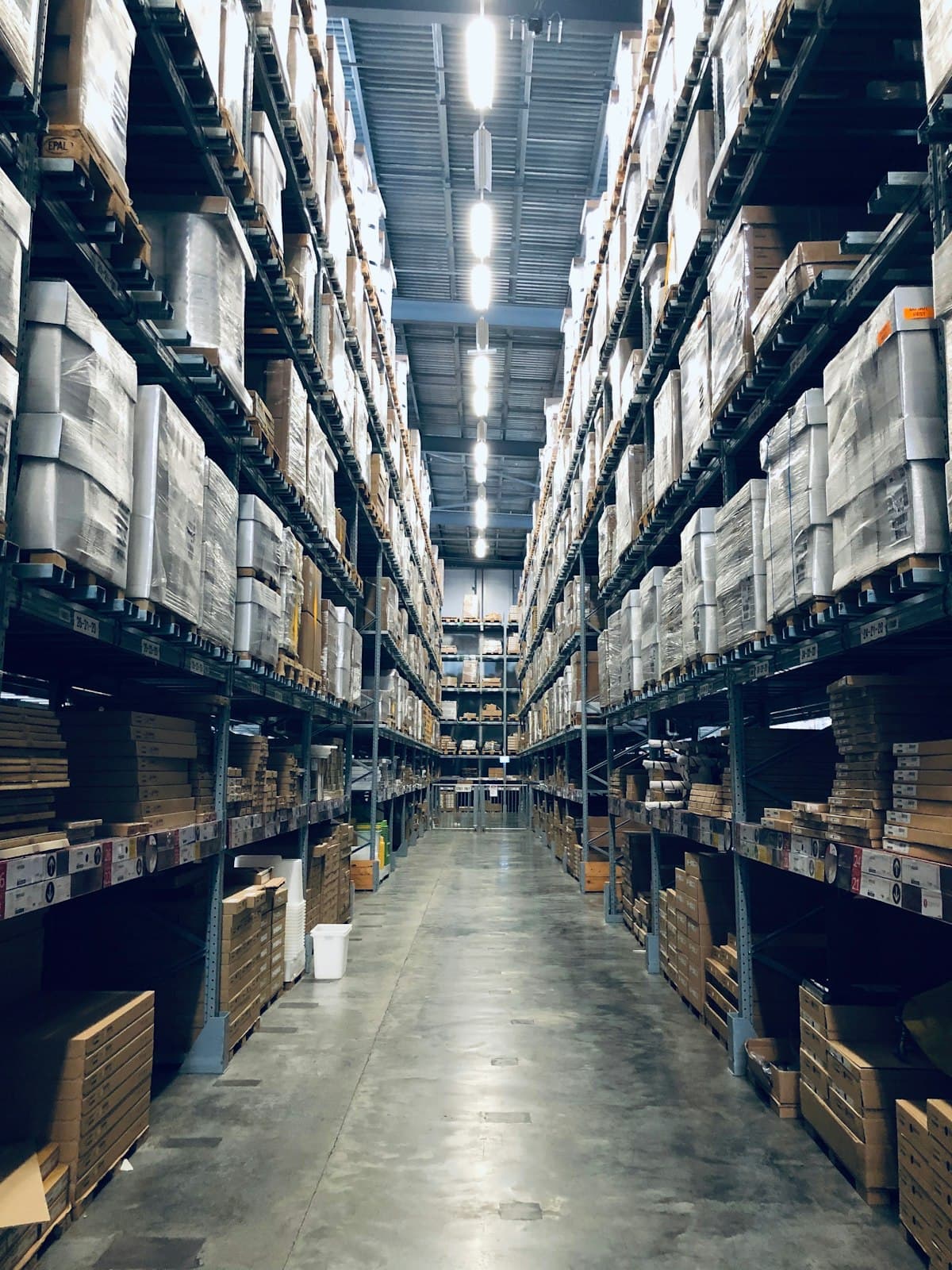 Kho hàng logistics hiện đại với hệ thống quản lý WMS