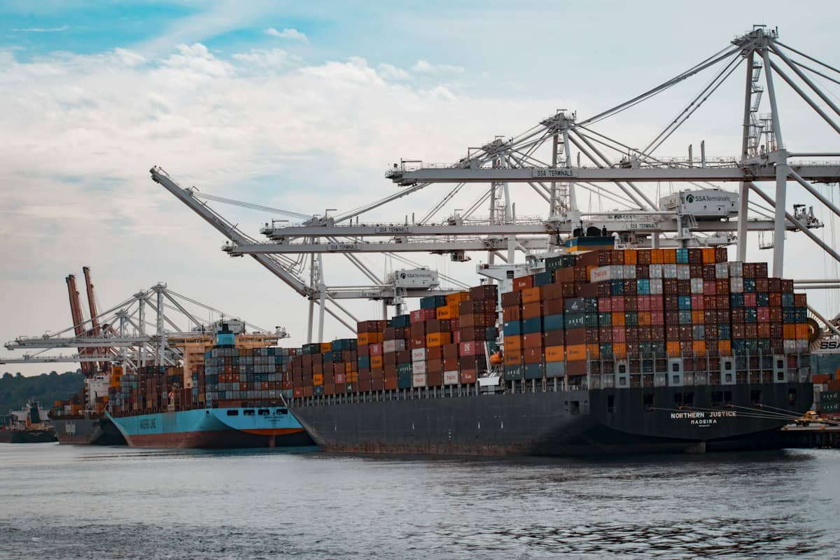 Hàng hóa container tại cảng biển Việt Nam