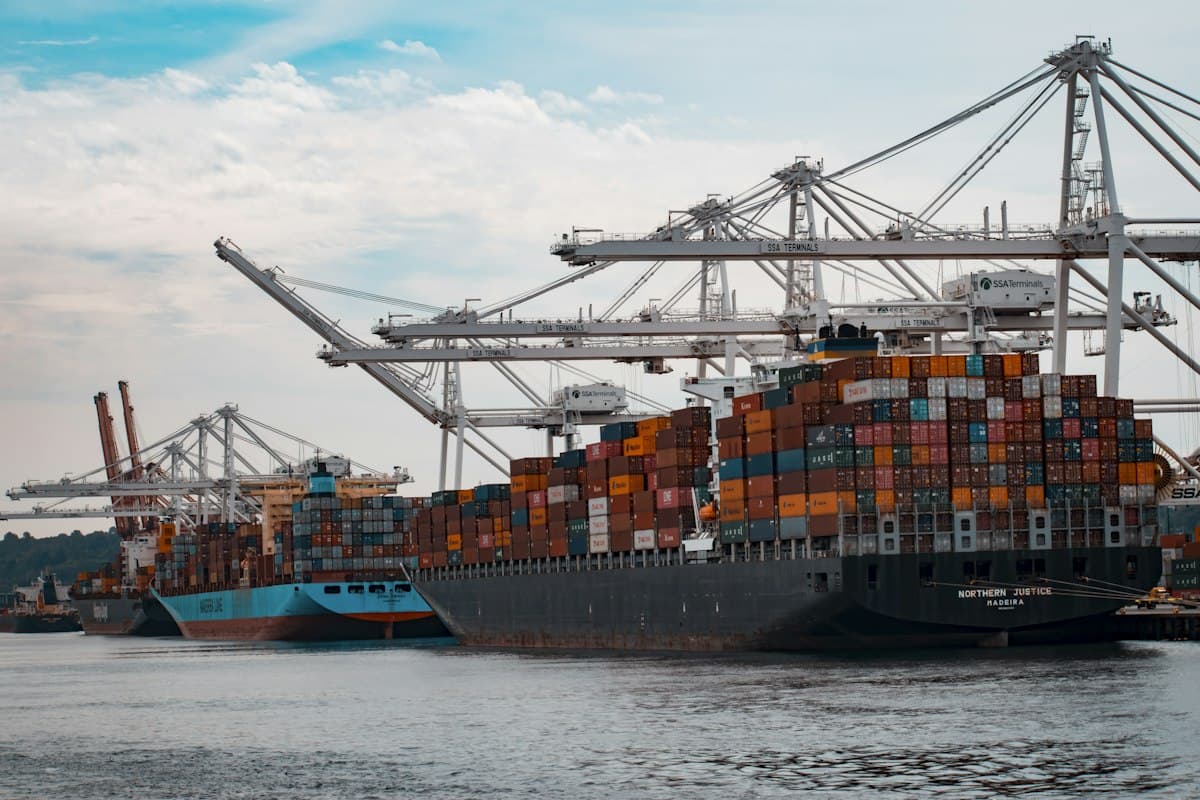 Hàng hóa container tại cảng biển Việt Nam